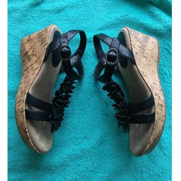 YUU Flowered Black Strappy 2 3/4" Heeled Sandals 7M Cork Wedge T Strap Roonie - Picture 2 of 5